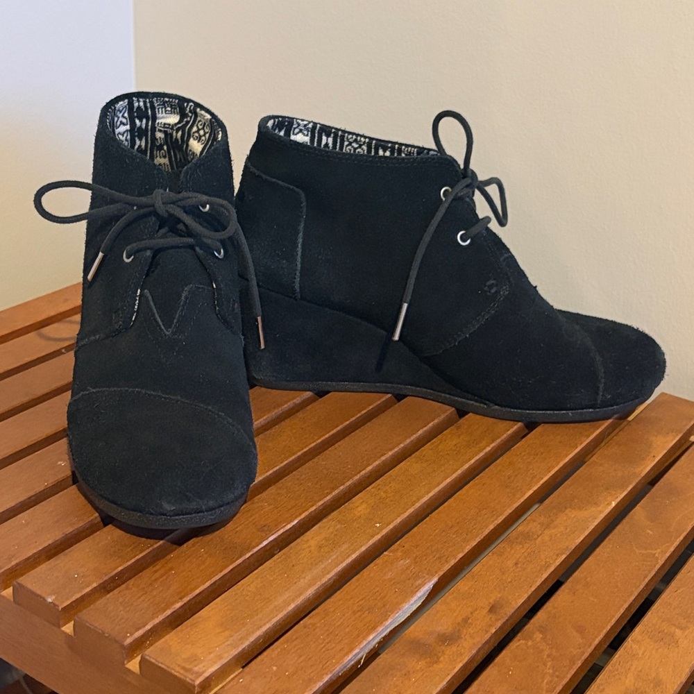TOMS black suede desert wedges size W 9.5